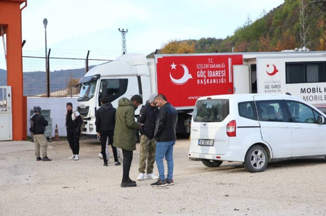 Suriyeliler ülkelerine dönmeye devam ediyor: Yayladağı Hudut Kapısı 11 yıl sonra yeniden açıldı 9
